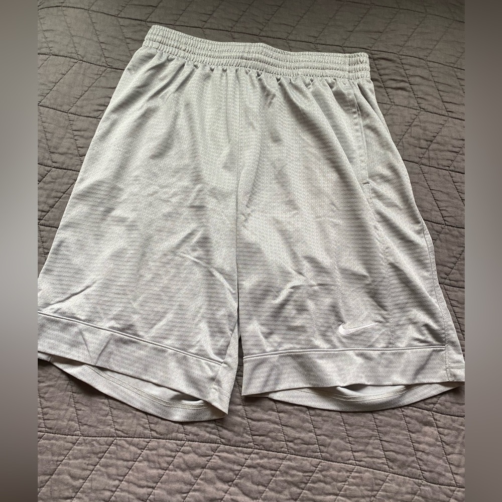 Nike basketball shorts mens Large